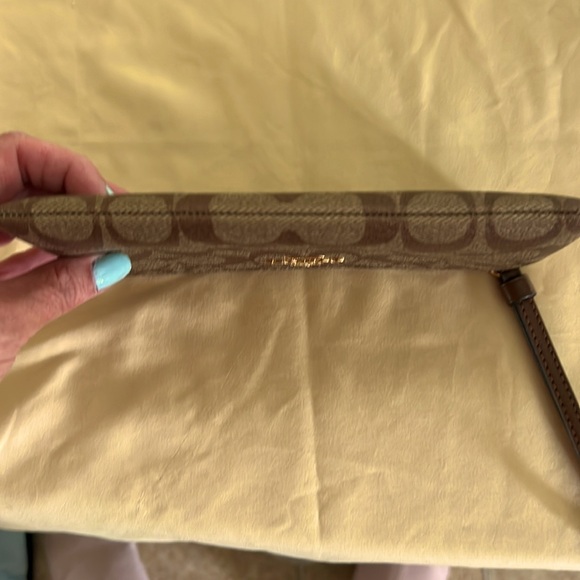 🔥Host Pick🔥NWOT Large Coach Corner Zip Wristlet In Signature Canvas - Picture 6 of 10